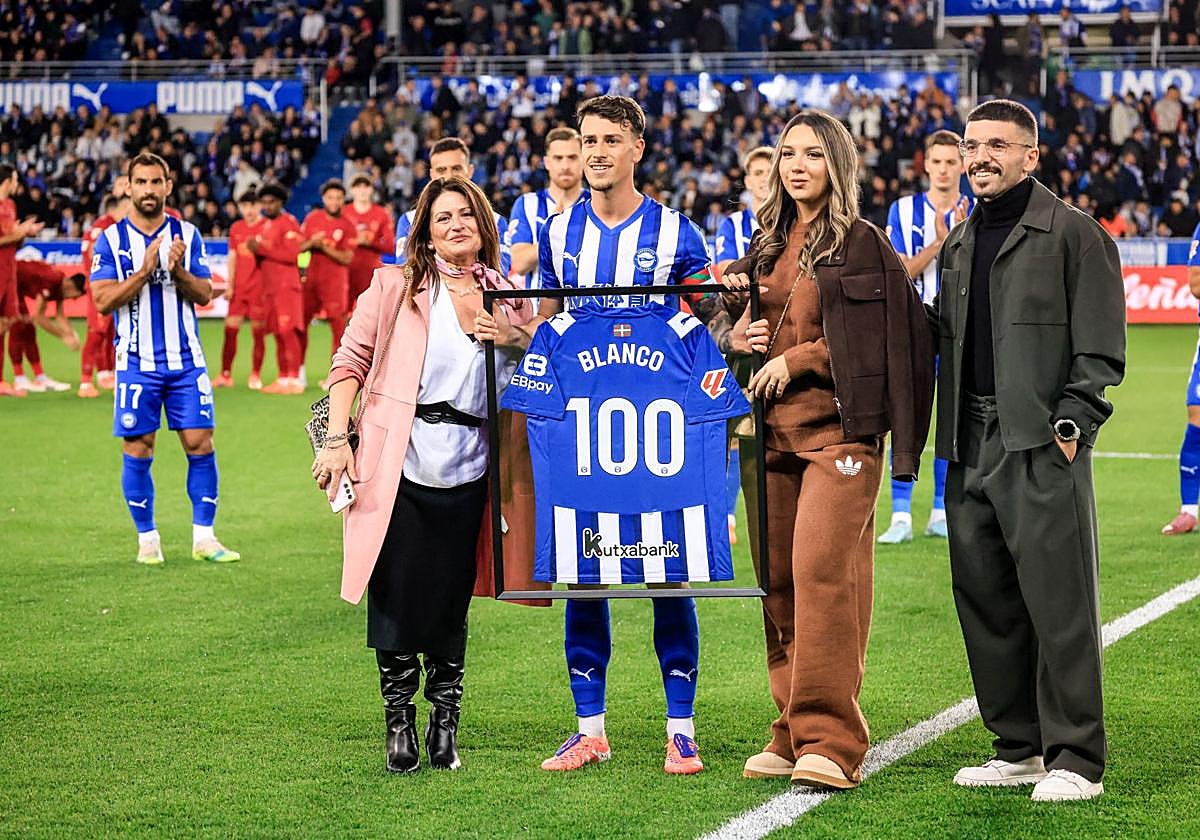 Blanco posa con su familia sobre el césped de Mendizorroza.
