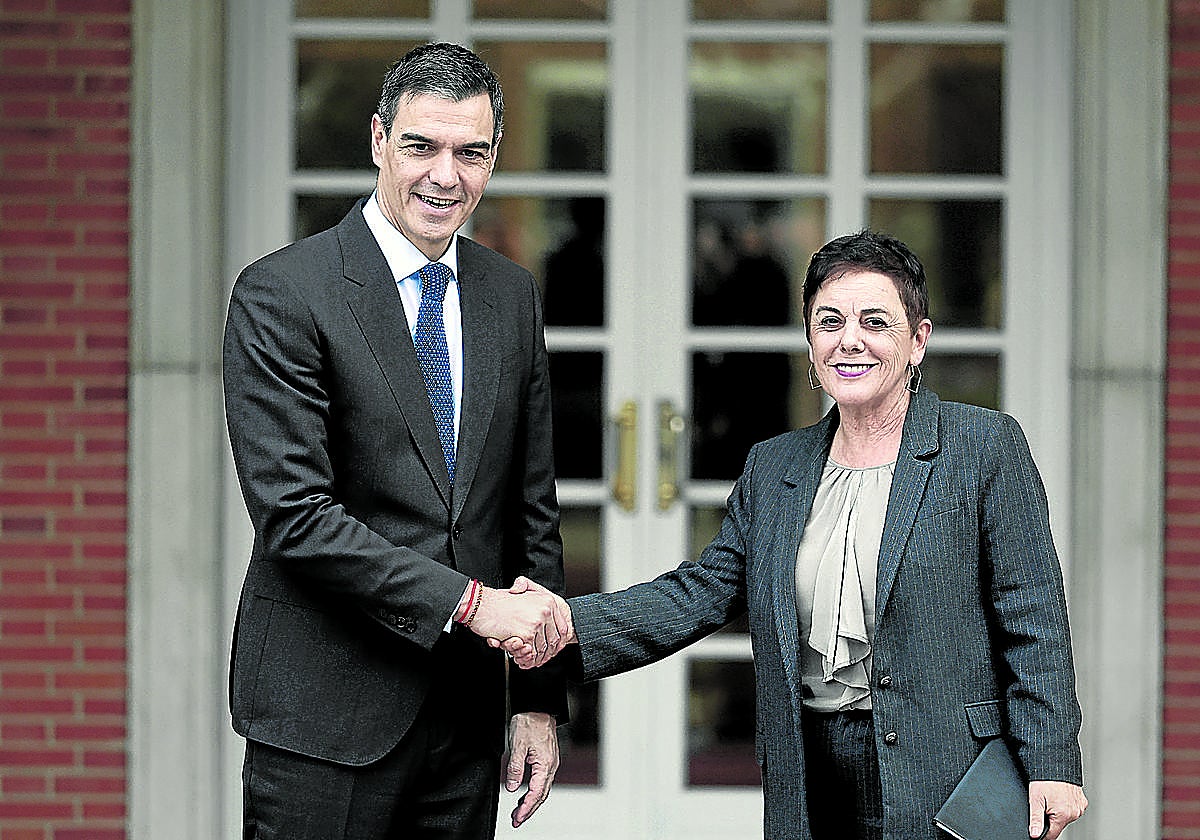 Sánchez pacta con Bildu «blindar» la atención en euskera en las grandes empresas vascas