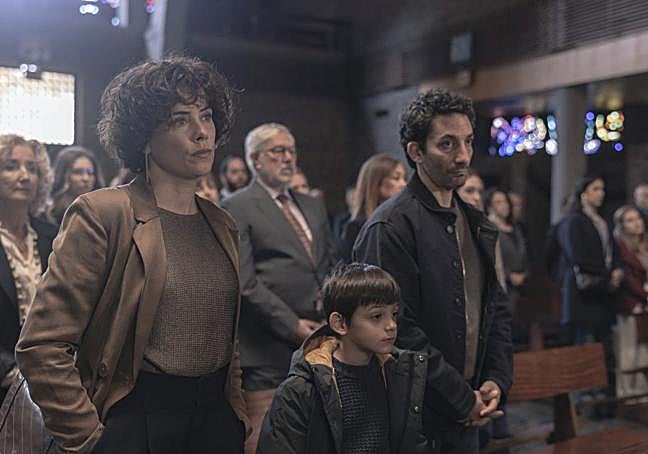 Patricia López Arnáiz y Juan Minujín en 'Los domingos', rodada en la iglesia del Redentor de Getxo.