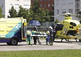Traslado en helicóptero de una persona herida en el campo de rugby de Lakua, que se utiliza como helipuerto para el HUA Txagorritxu.