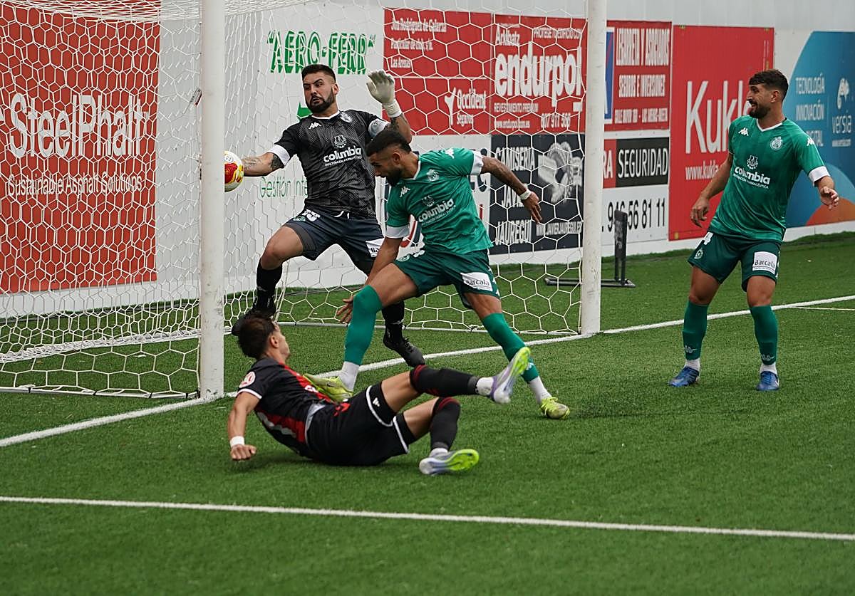 El campo de Gobela es de hierba artificial.