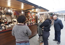 El mercado suele ubicarse junto a la ría.