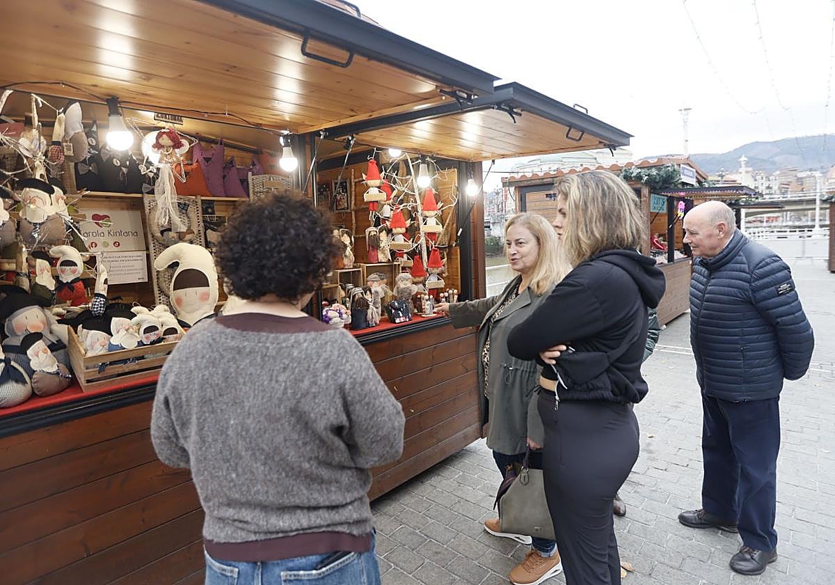 El mercado suele ubicarse junto a la ría.