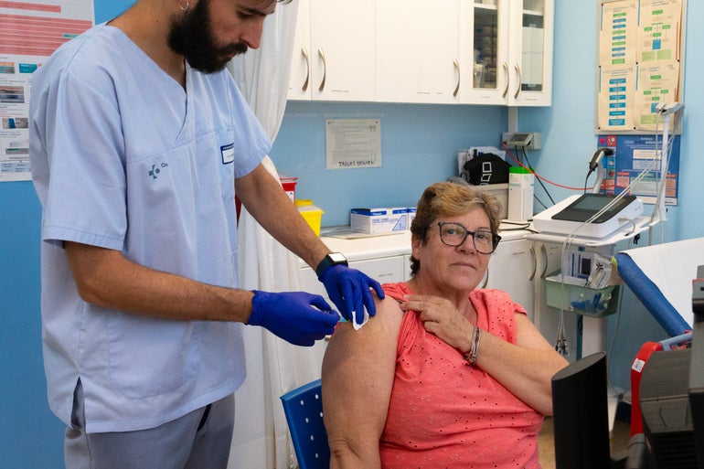 Osakidetza urge a vacunarse contra la gripe ante el temor a que se adelante el pico de contagios