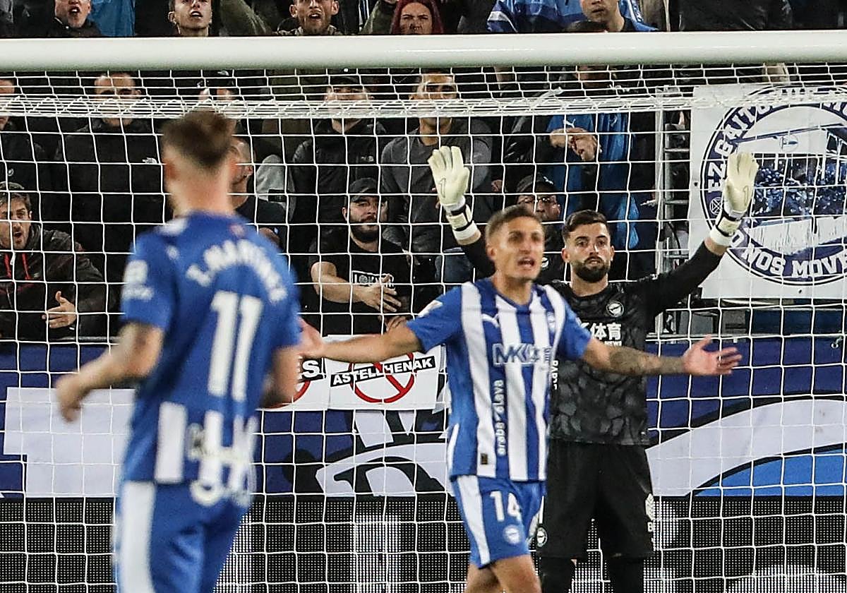 SIvera pide calma a su defensa mientras Tenaglia reparte órdenes.