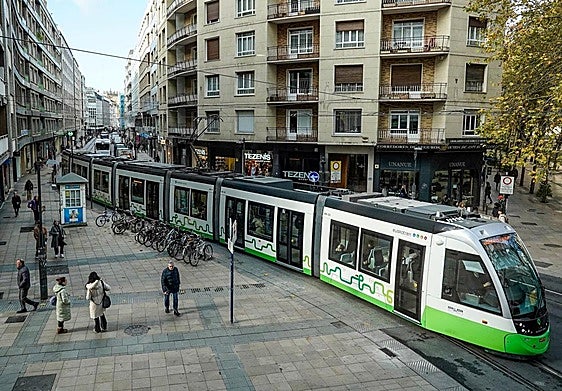 El tranvía, a su paso por General Álava.