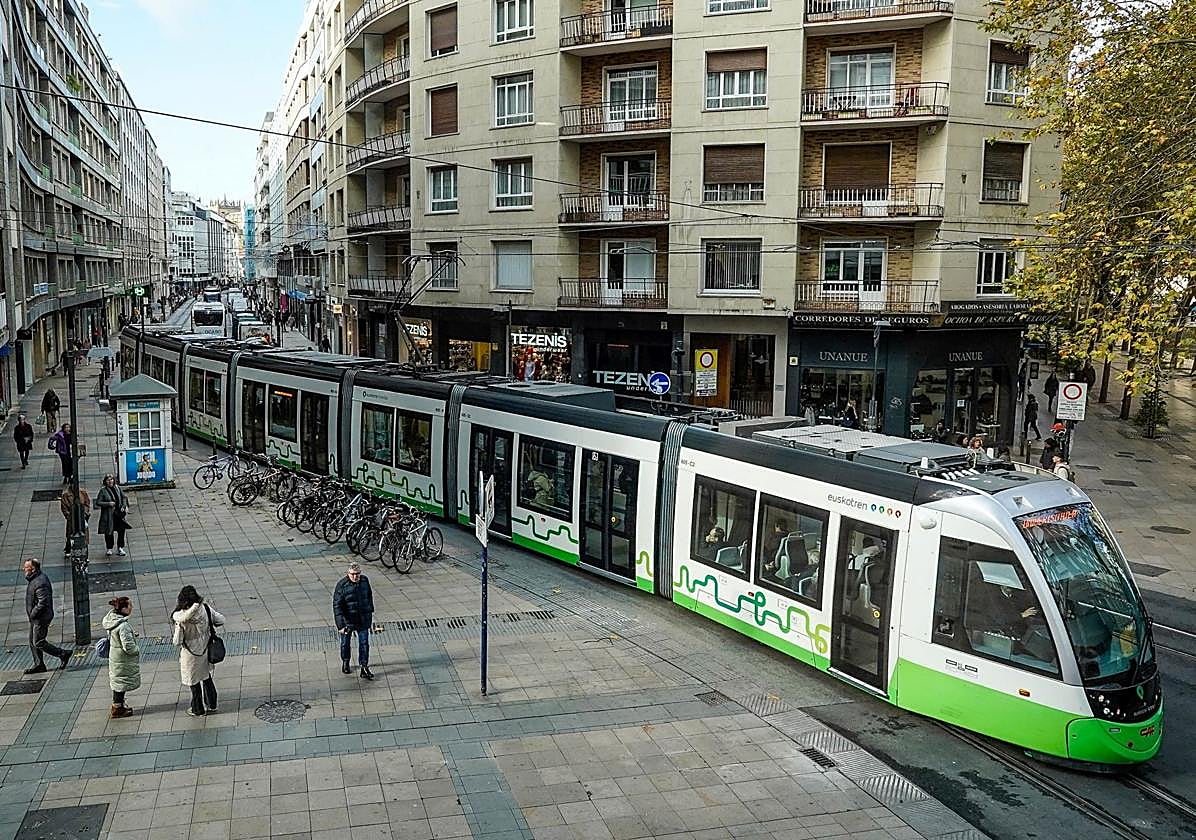 El tranvía, a su paso por General Álava.