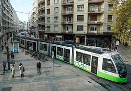Un tranvía extralargo a su paso por General Álava.
