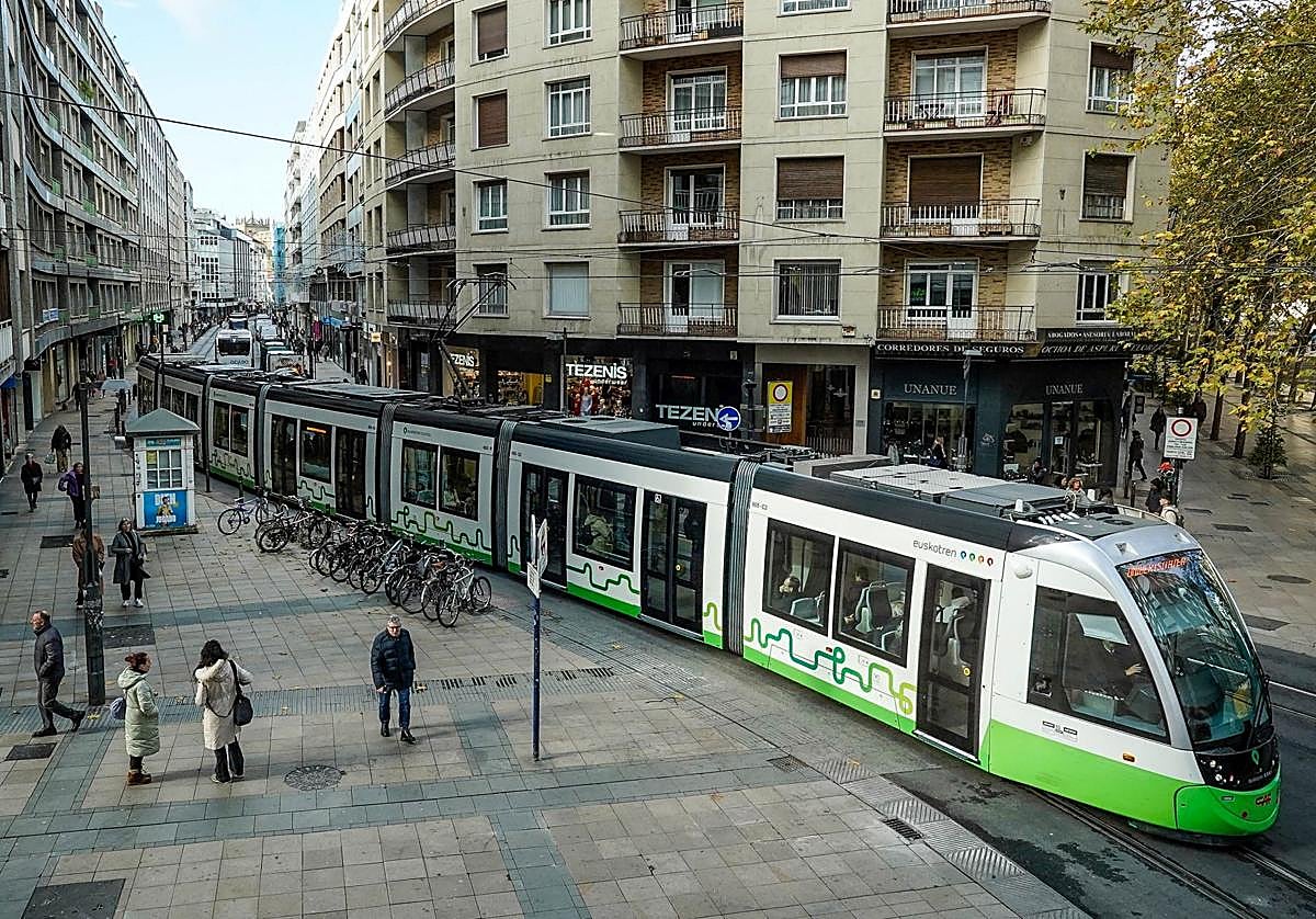 Un tranvía extralargo a su paso por General Álava.