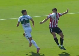 El Comité de Árbitros avala la falta señalada sobre Vivián que evitó la expulsión del central en Elche