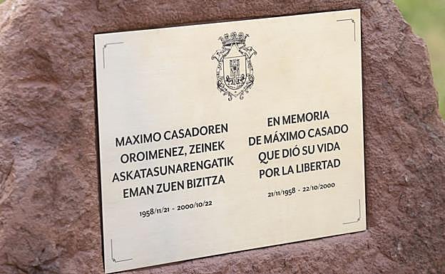 Placa en memoria de la última víctima de ETA en Vitoria.