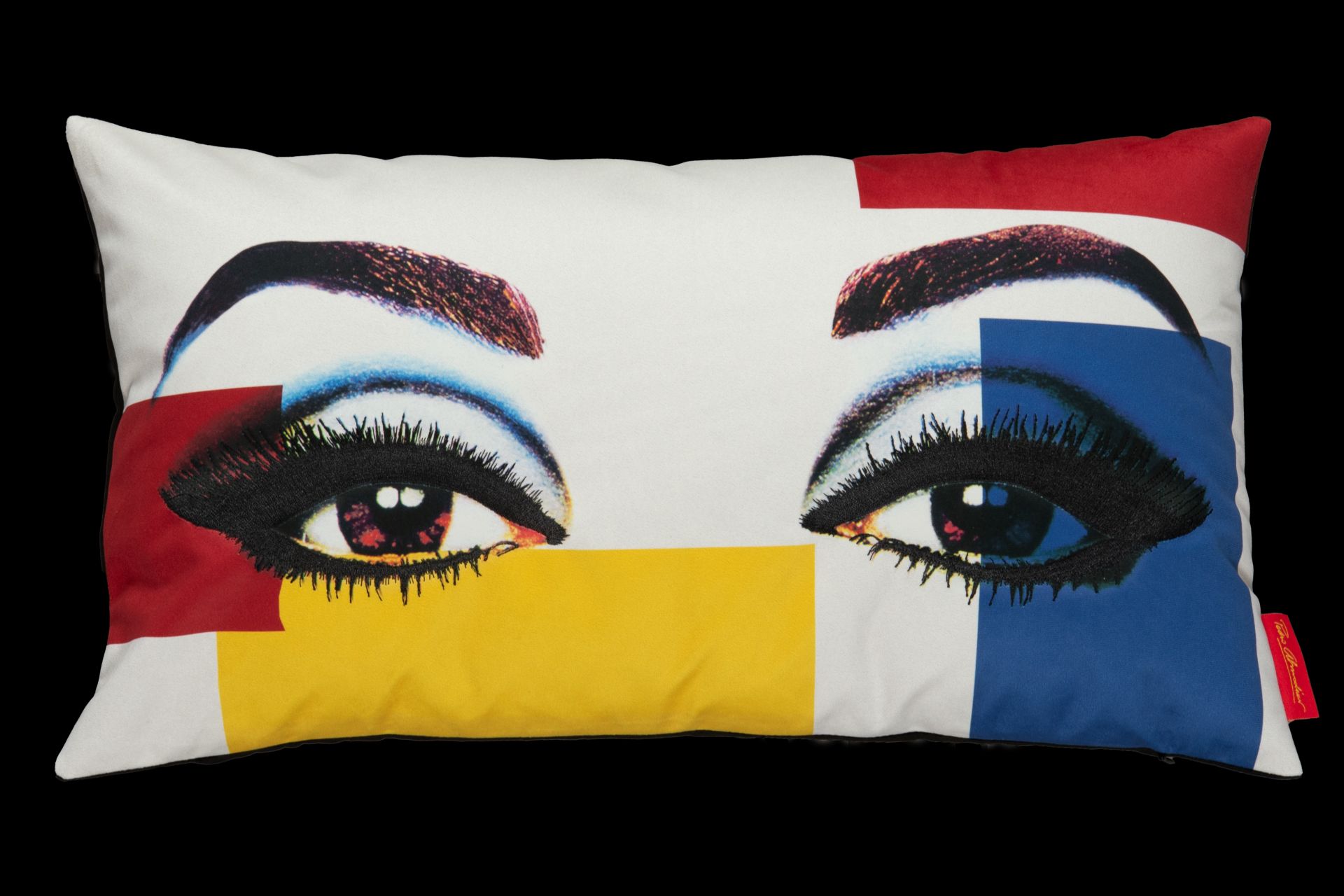 Pedro Almodóvar lanza una colección de muebles: color, cine… y en Bilbao solo disponibles en esta tienda