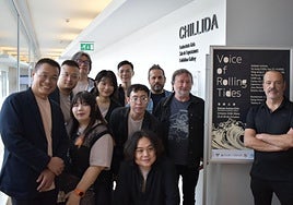 En los extremos, los comisarios taiwanés, Chen, y vasco, Txema Agiriano, acompañados de una parte de los creadores representados en la muestra.Yung-Hsien