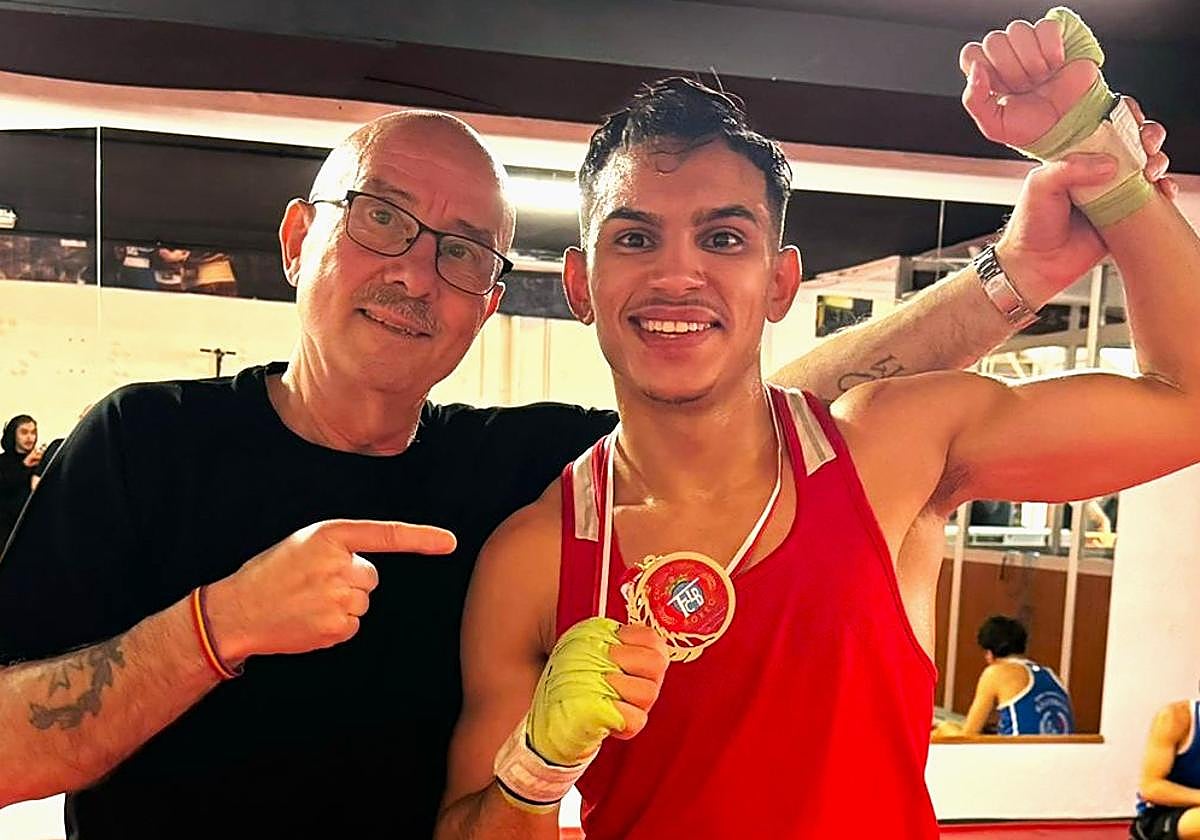 El entrenador, Jesús Rodríguez, con el medallista.