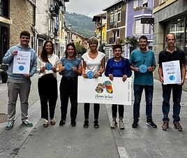 Representantes del Ayuntamiento, comerciantes de Hemen Be Bai y padres de Altzau Burue.