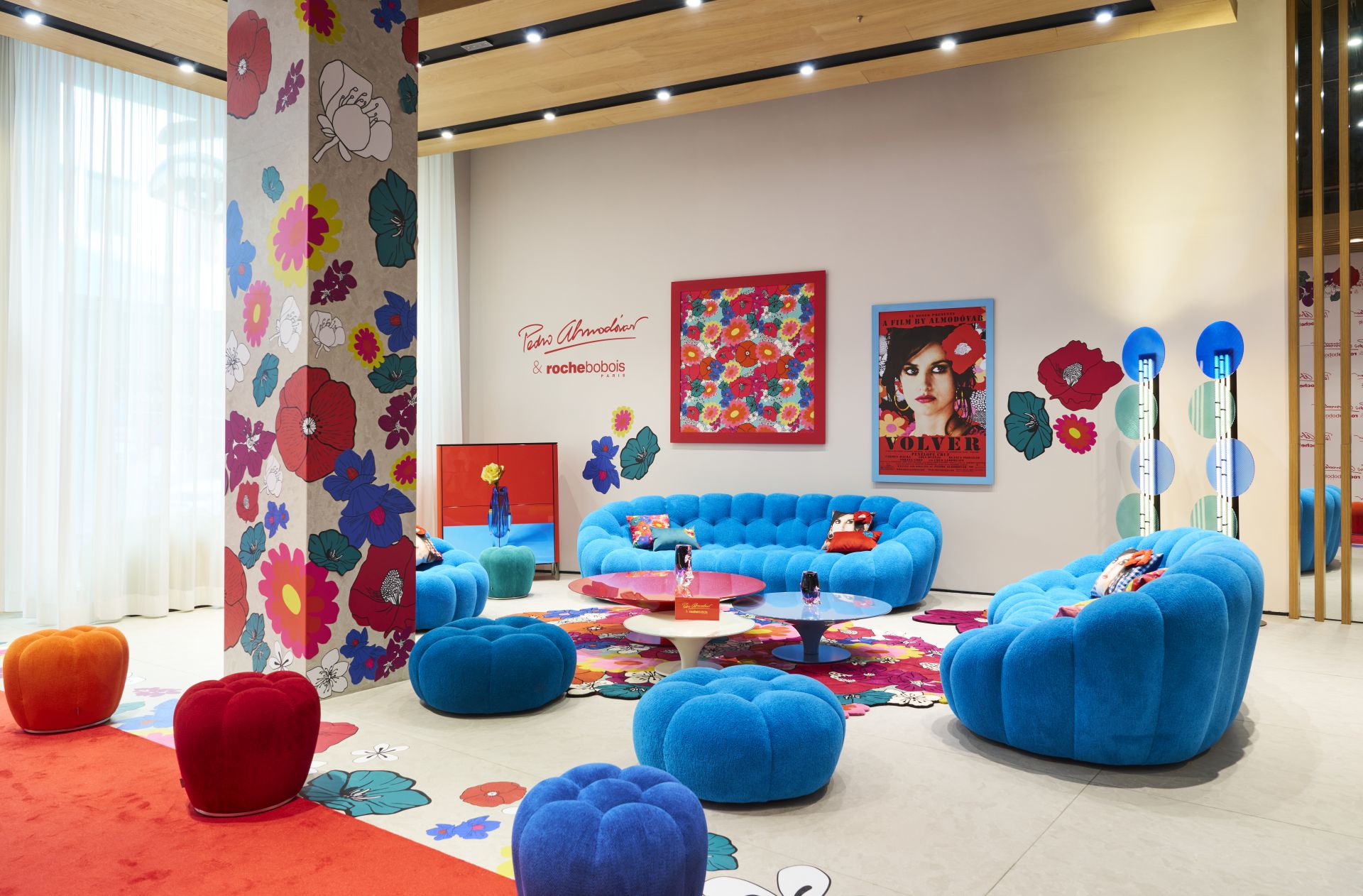 Pedro Almodóvar lanza una colección de muebles: color, cine… y en Bilbao solo disponibles en esta tienda