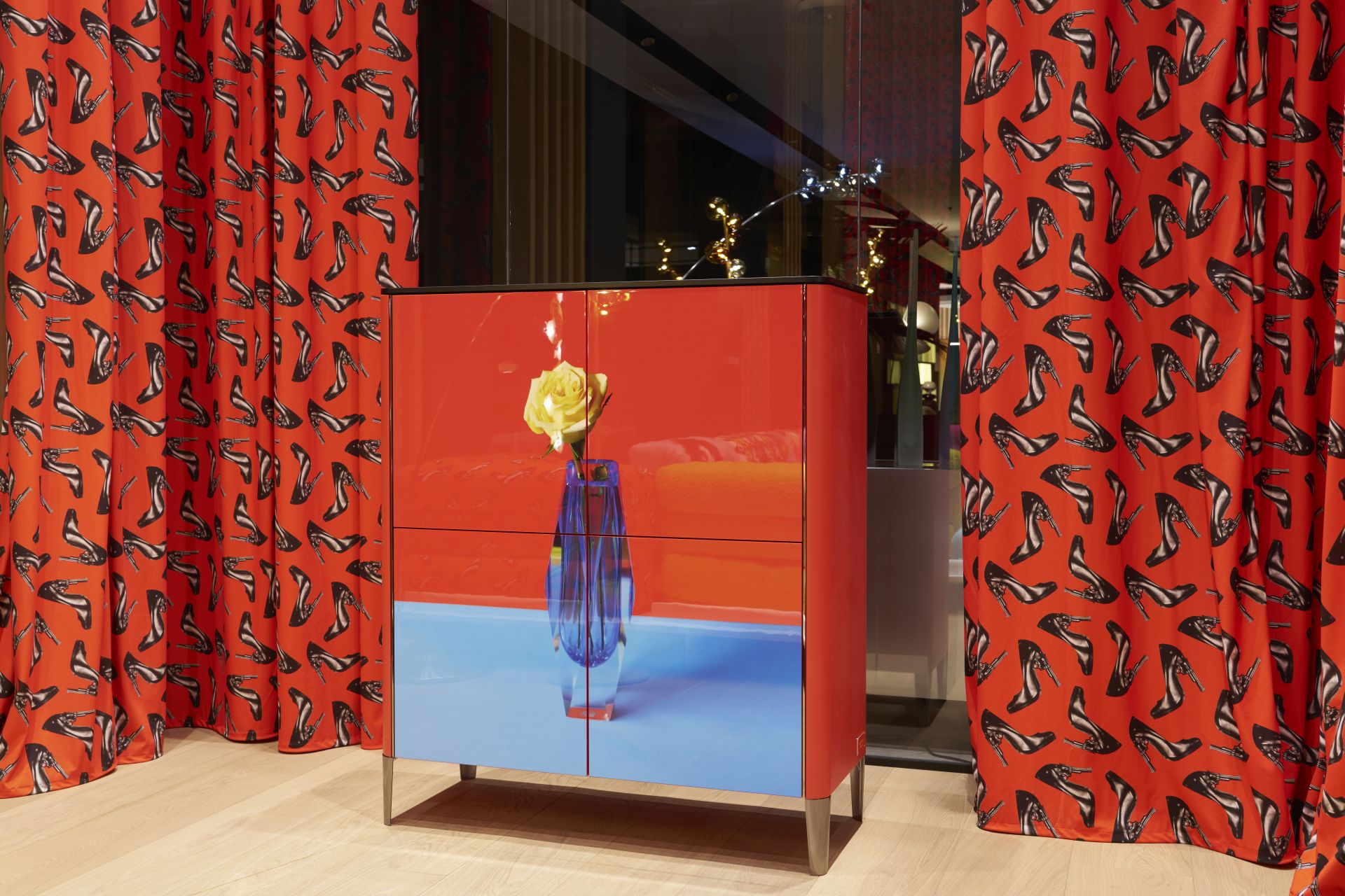 Pedro Almodóvar lanza una colección de muebles: color, cine… y en Bilbao solo disponibles en esta tienda