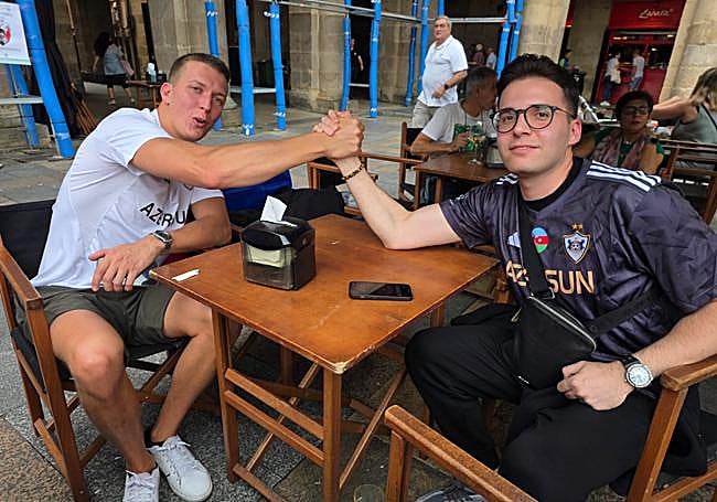 Emile, a la derecha, con su amigo Daniel en la Plaza Nueva.