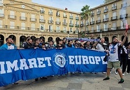 Aficionados del Qarabag en la Plaza Nueva este mediodía.