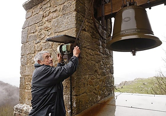 Patxo, el campanero de Oro, ajusta el mecanismo de la campana en un episodio previo al robo.
