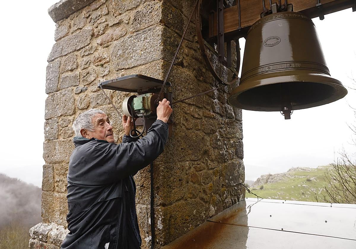 Patxo, el campanero de Oro, ajusta el mecanismo de la campana en un episodio previo al robo.