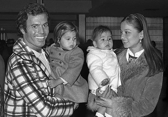 Julio Iglesias e Isabel Preysler con sus hijos Chabeli y Julio José.