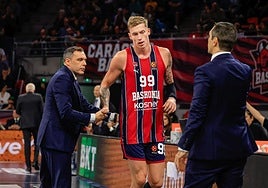 Galbiati y Samanic se saludan en el partido ante el Partizan.
