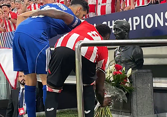 San Mamés se pone en pie en el tributo del Qarabag a Pichichi