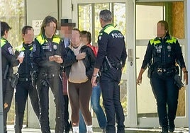 Policías locales se preparan para subir al piso social donde iba a realizarse el lanzamiento judicial.