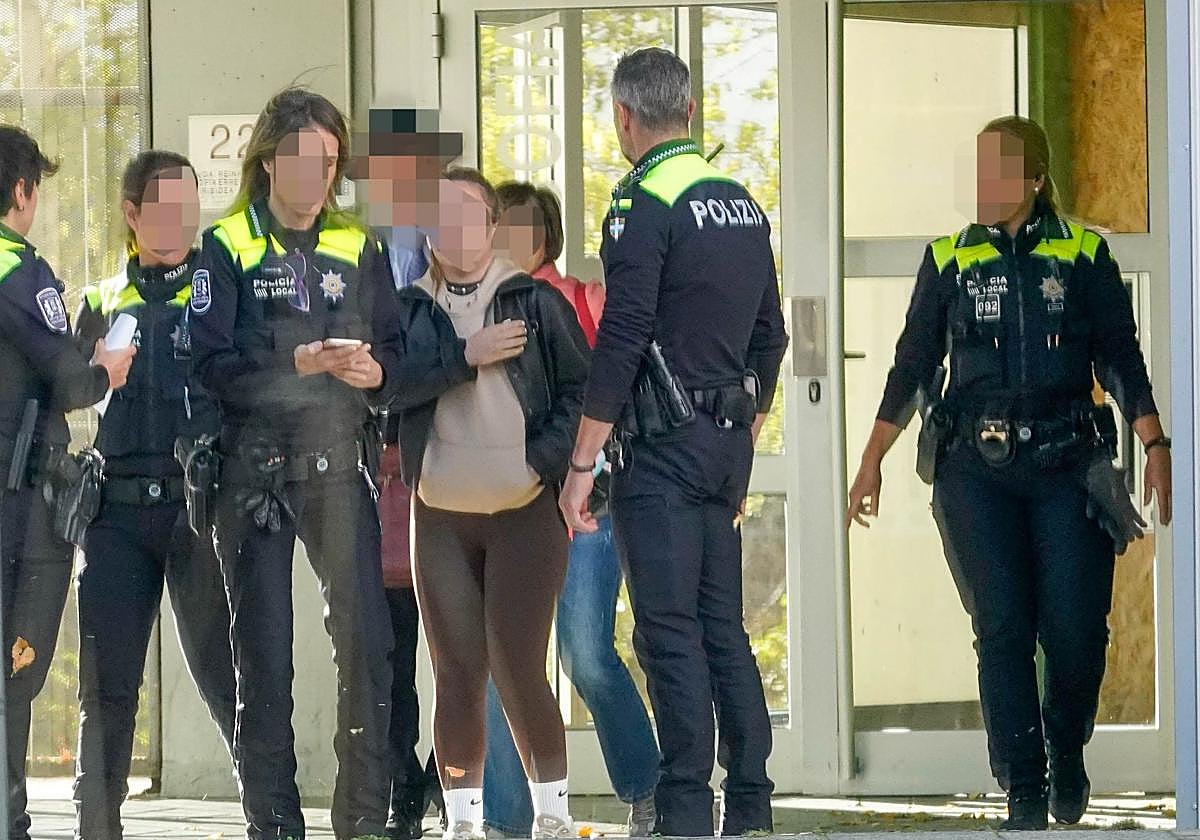 Policías locales se preparan para subir al piso social donde iba a realizarse el lanzamiento judicial.