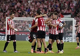 Los jugadores del Athletic celebran el triunfo.
