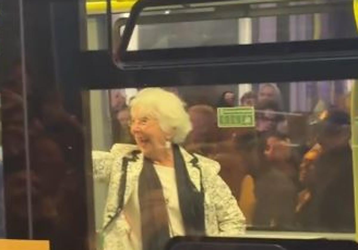 La señora mayor que casi le roba el protagonismo a Rosalía en la Gran Vía de Madrid