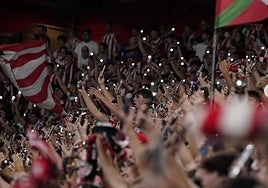 ¿Por qué parte del público de San Mamés encendió las linternas de sus móviles durante el partido?