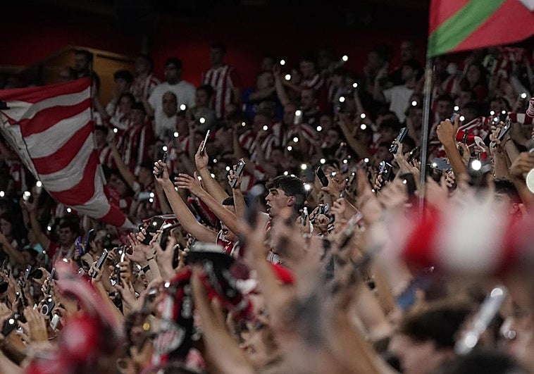 ¿Por qué parte del público de San Mamés encendió las linternas de sus móviles durante el partido?