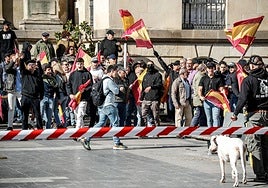 Miembros de la Falange durante el acto celebrado en Vitoria el día 12, antes de ser reventado por miembros de extrema izquierda.