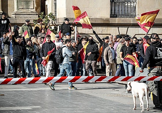 Miembros de la Falange durante el acto celebrado en Vitoria el día 12, antes de ser reventado por miembros de extrema izquierda.