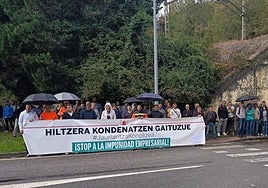 Los compañeros del fallecido realizaron este jueves una concentración silenciosa frenta a la fábrica de la empresa.