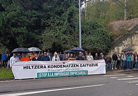 Los compañeros del fallecido realizaron este jueves una concentración silenciosa frenta a la fábrica de la empresa.