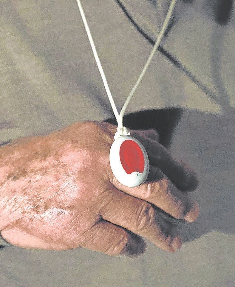 Los usuarios llevan un botón rojo como el de la imagen para pulsar en caso necesario.