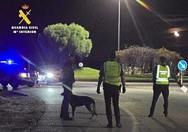 Operativo de la Guardia Civil para recuperar la furgoneta y detener al responsable.