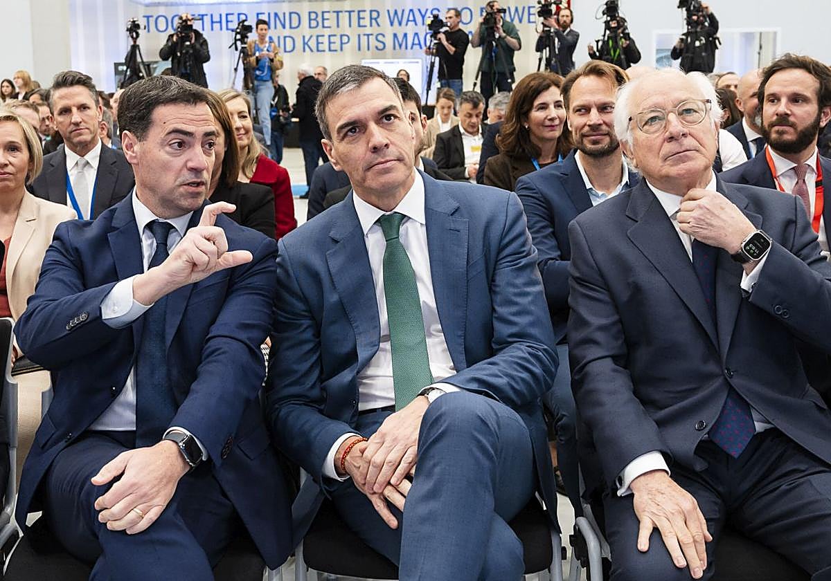 El lehendakari, el presidente del Gobierno y el presidente de ITP, Juan María Nin, en una visita a las instalaciones de la empresa