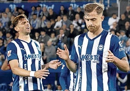 La delantera del Alavés se pelea con un balón que «no quiere entrar»