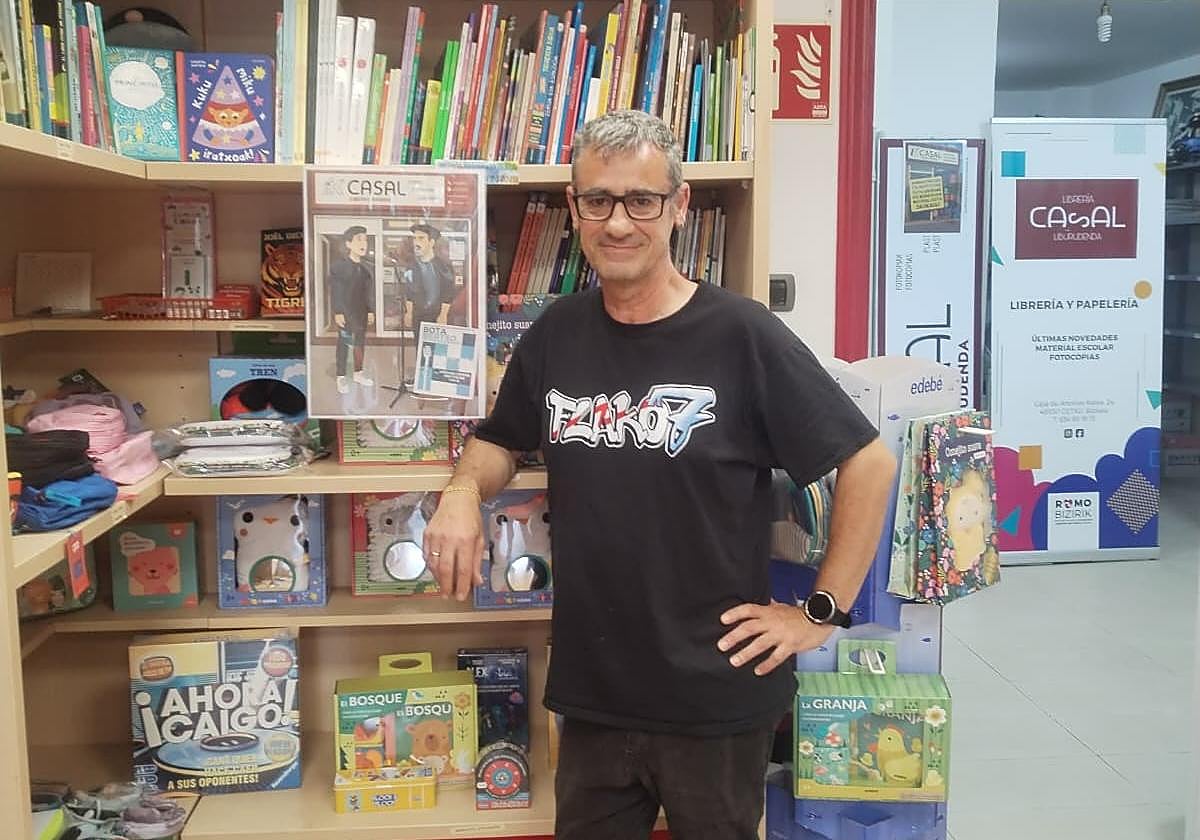 Iñaki Gonzalo, al frente de Casal Liburudenda de Romo, recibirá a los bertsolaris mañana a las 11.00.