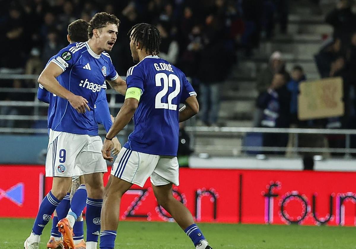 Joaquín Panichelli celebra su gol de chilena con Doué, autor de la asistencia.