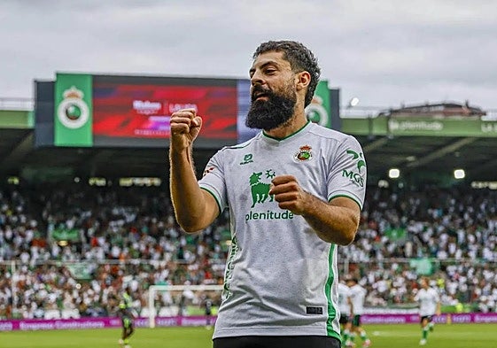 Villalibre celebra uno de sus goles con el Racing.