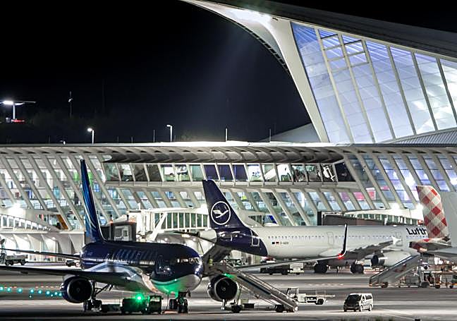 El avión en el que viajó el equipo del Qarabag, en Loiu.