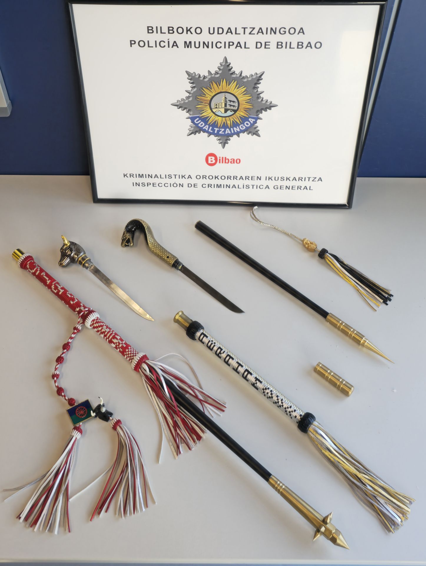 Investigan a un joven de Bilbao por fabricar bastones-estoque y venderlos en redes sociales