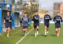 Los jugadores del Alavés trotan en Ibaia.