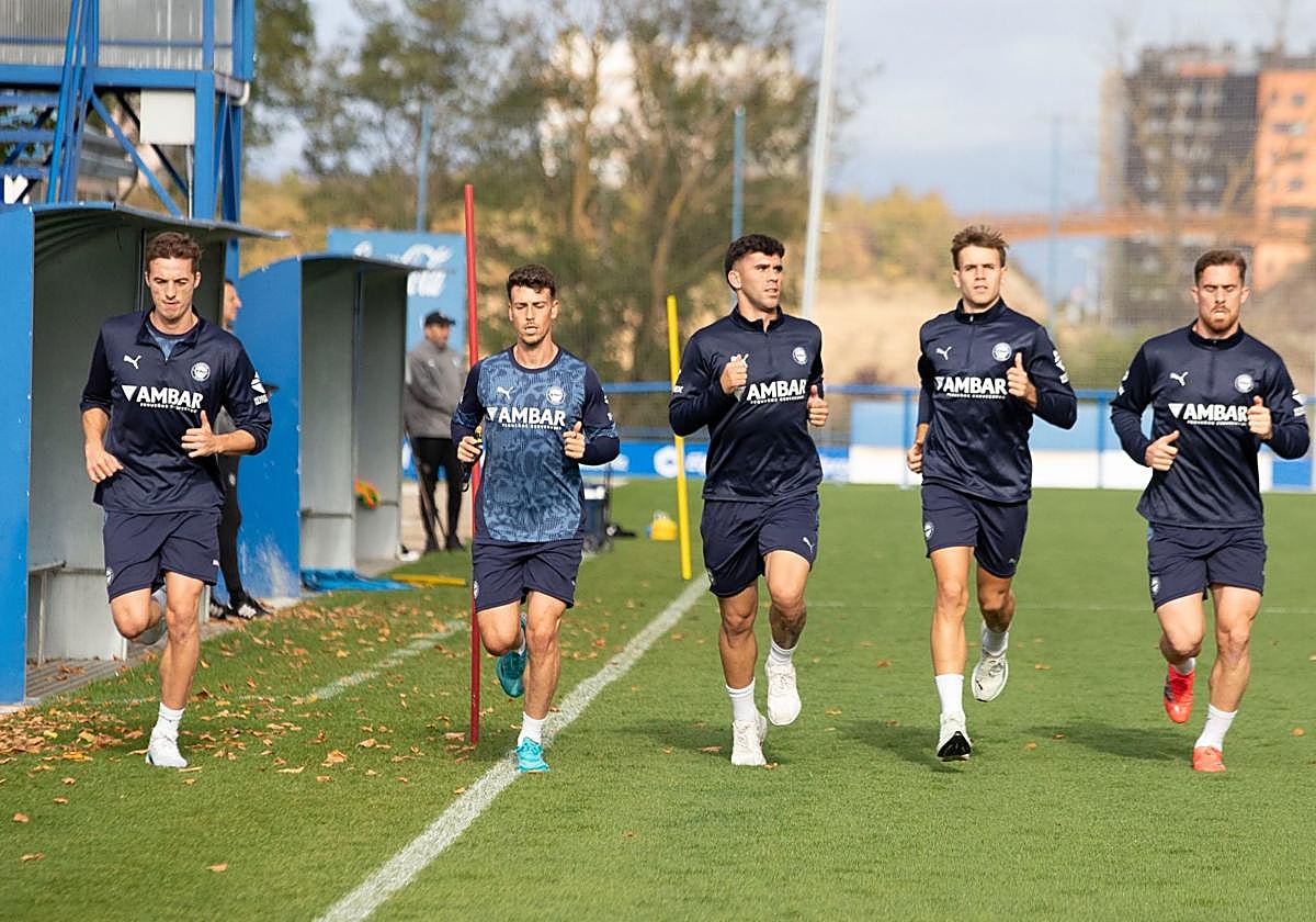 Los jugadores del Alavés trotan en Ibaia.