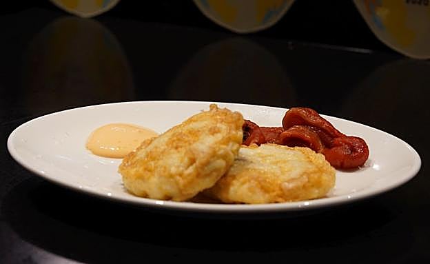 La merluza frita con pimientos rojos es un clásico en Los Fueros.